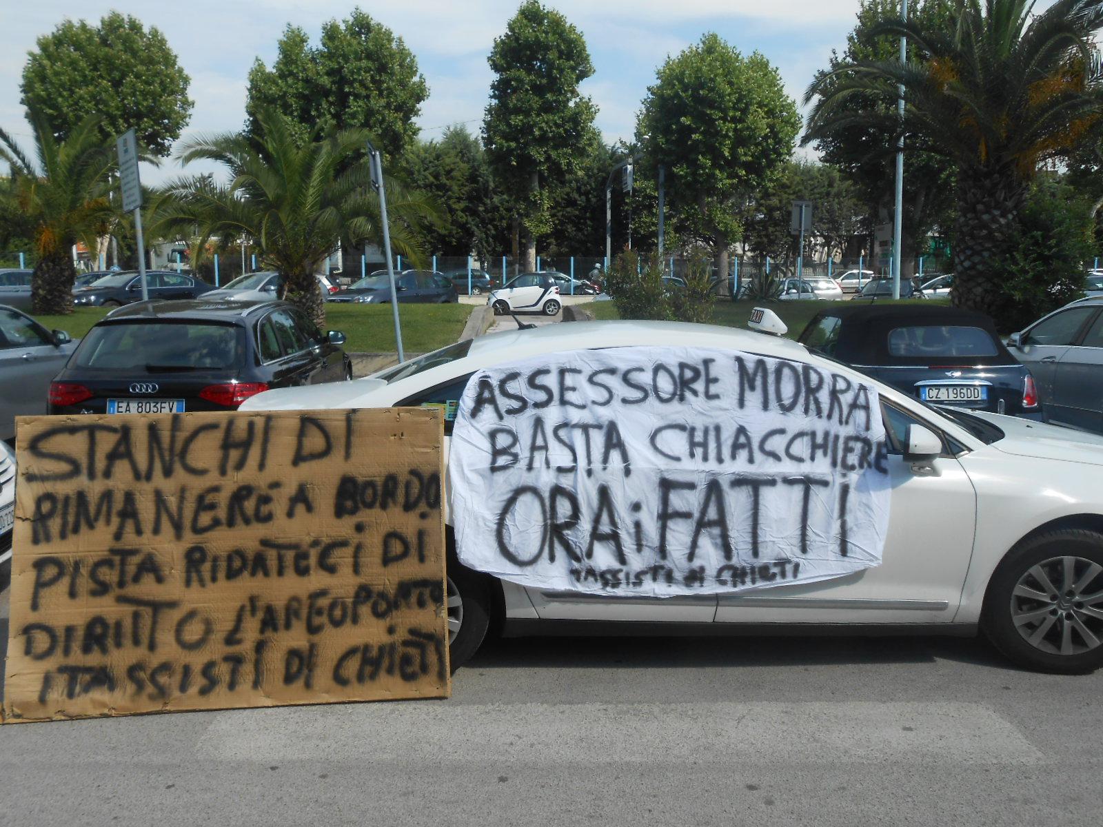 I tassisti di Chieti occupano l'aeroporto D'Abruzzo 